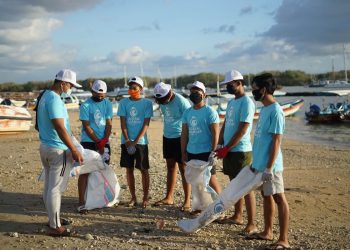 A group of volunteers cleaning up the beaches