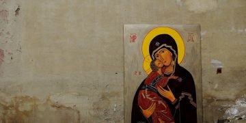 Image of Mary in Bethlehem against a wall