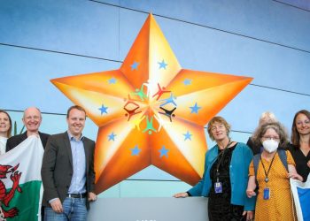 Group of MEPs on either side of Our Star