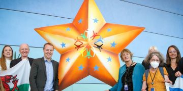 Group of MEPs on either side of Our Star