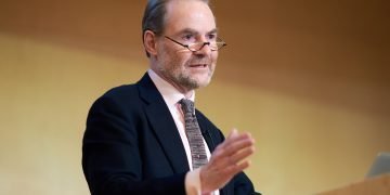 Timothy Garton Ash delivering a lecture