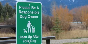 Sign asking owners to clean up after their dog