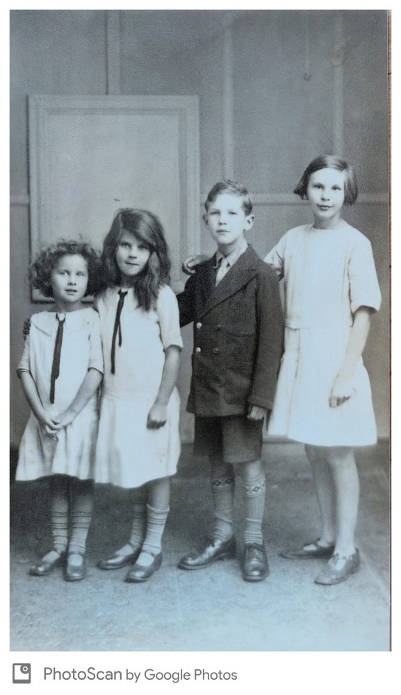 Left to right: Florence/Jean (Jonathan's mum), Hetty, Leslie, Connie. Family archive.